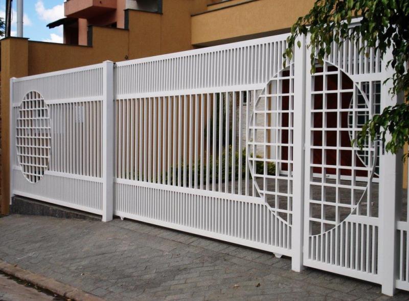 Portão de ferro branco